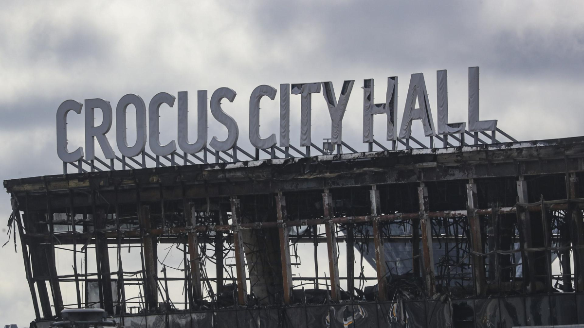 Vista de la sala de conciertos del Ayuntamiento de Crocus quemada después de un ataque terrorista.
