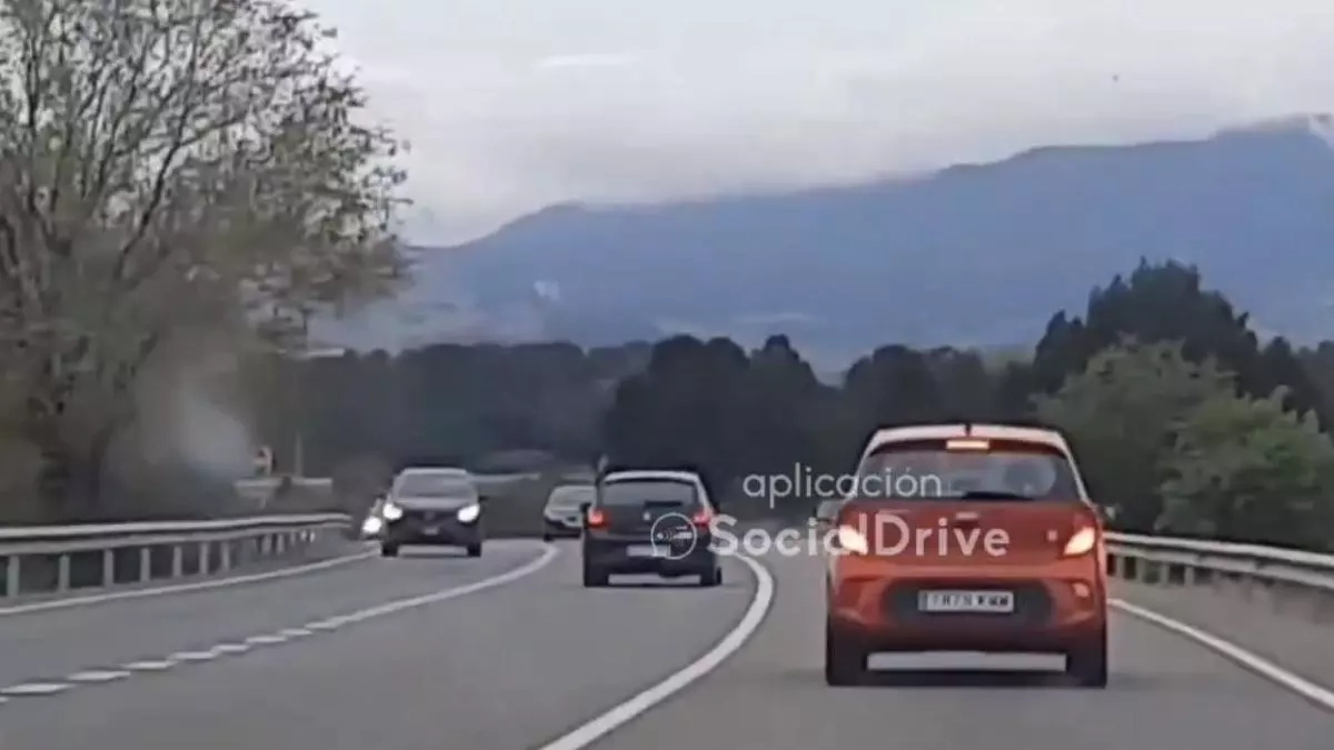 Un vehicle posa en perill a la resta de conductors realitzant un avançament il·legal envaint el carril contrari.