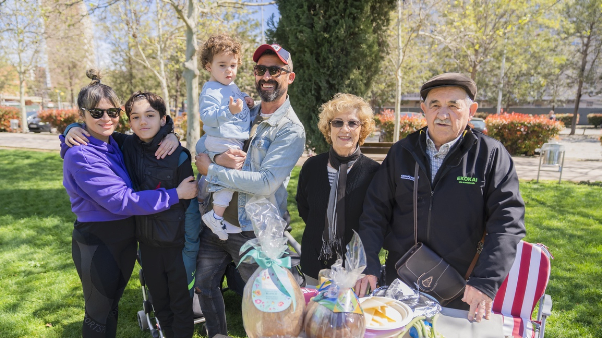 Algunes families han baixat al Parc del francolí ha celebrar la Mona