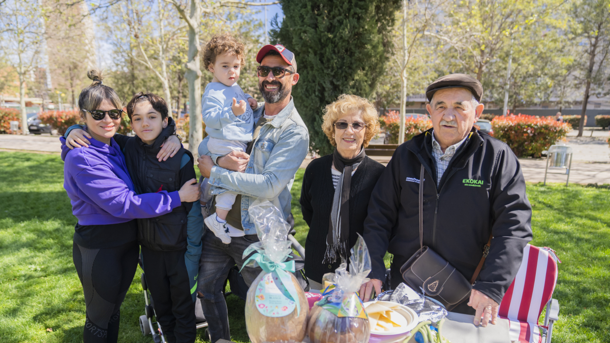 Una familia celebrando el día de la mona en el Parque del Francolí.