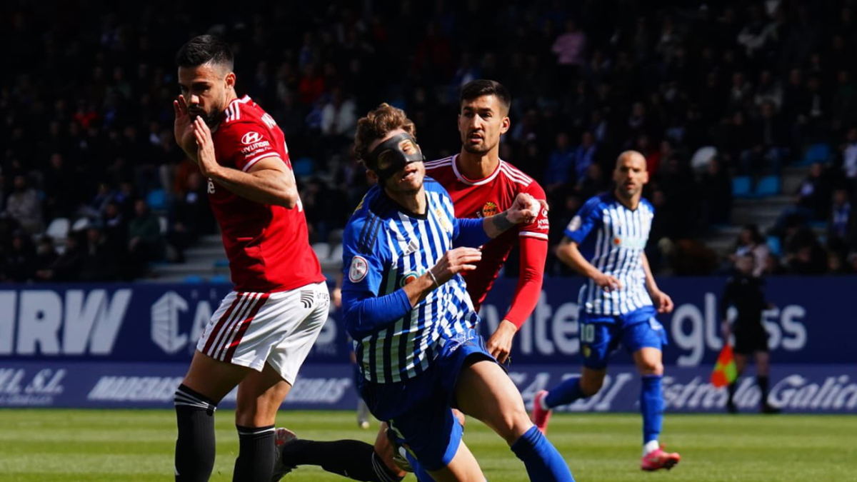 Nacho González i Pablo Trigueros defensant el davanter de la Ponferradina, Samuele Longo.