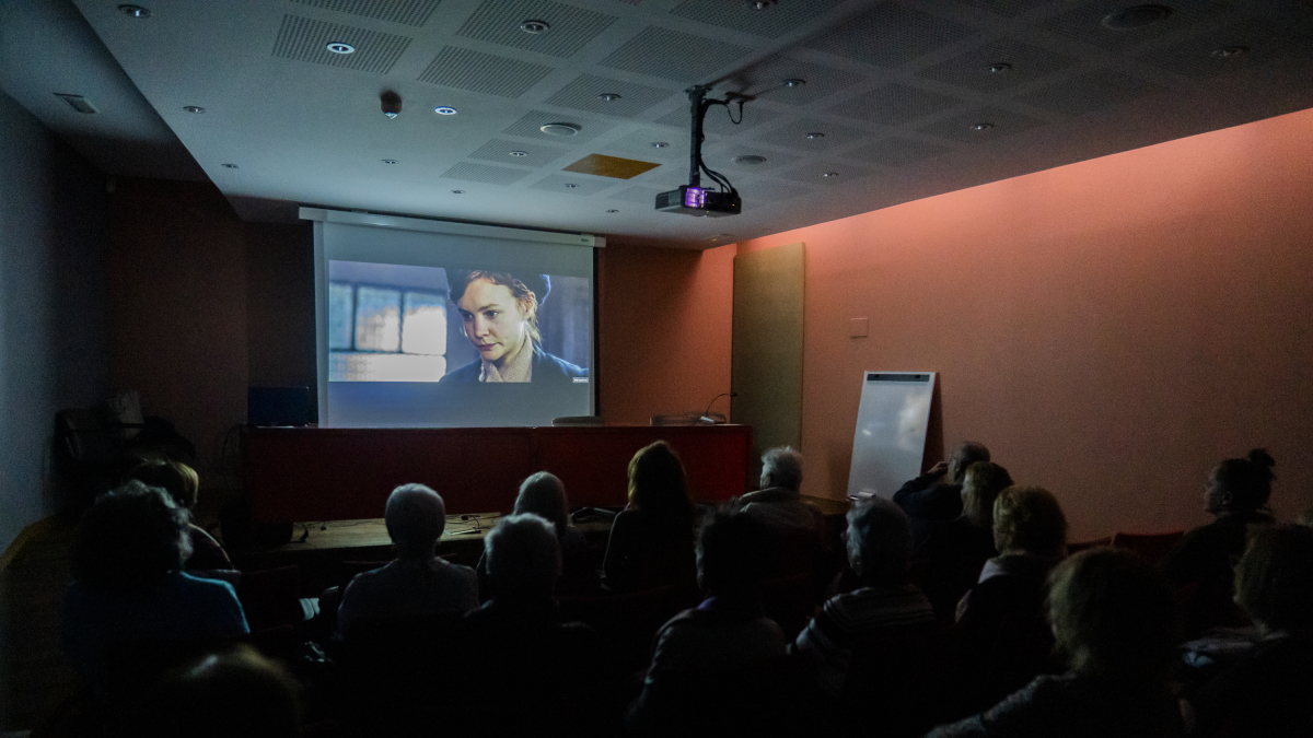 Fotografia d’un instant de la primera sessió del cinemafòrum ‘El sentit de la vida’.