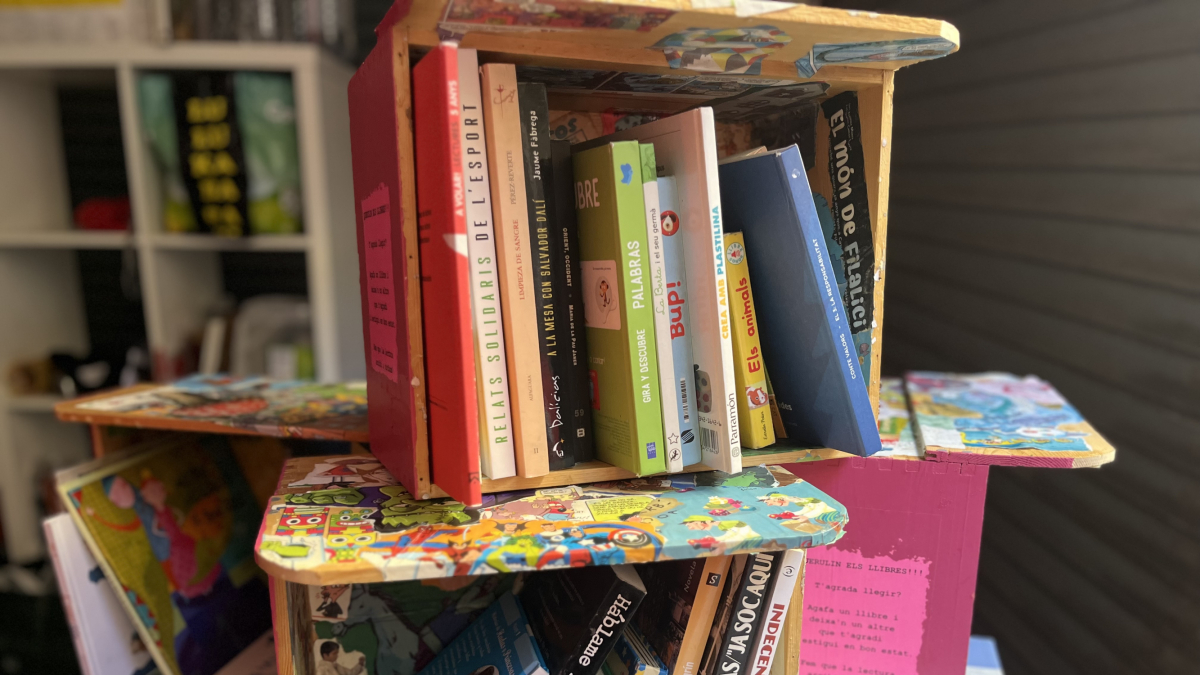 Les familias que encuentren las cajas podrán depositar libros y coger otros.