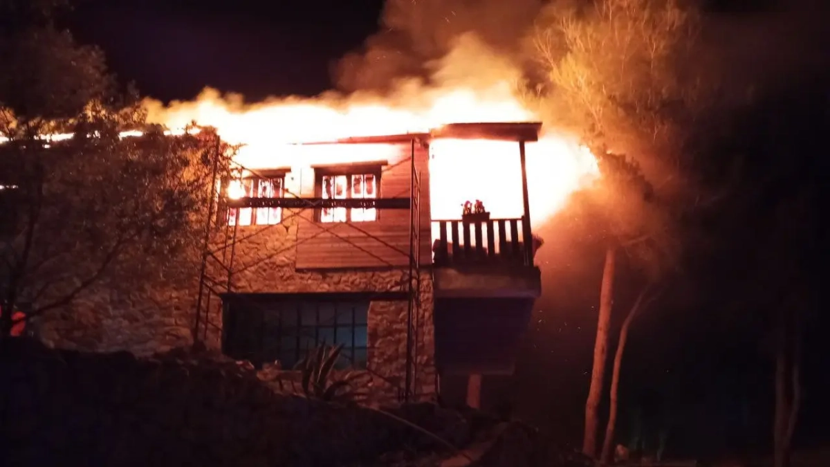 Imagen del incendio de una casa en el Montmell.