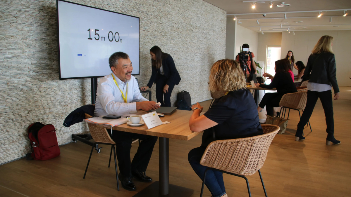 Uno de los directores del ACT manteniendo una reunión con una empresaria del sector turístico en Salou.