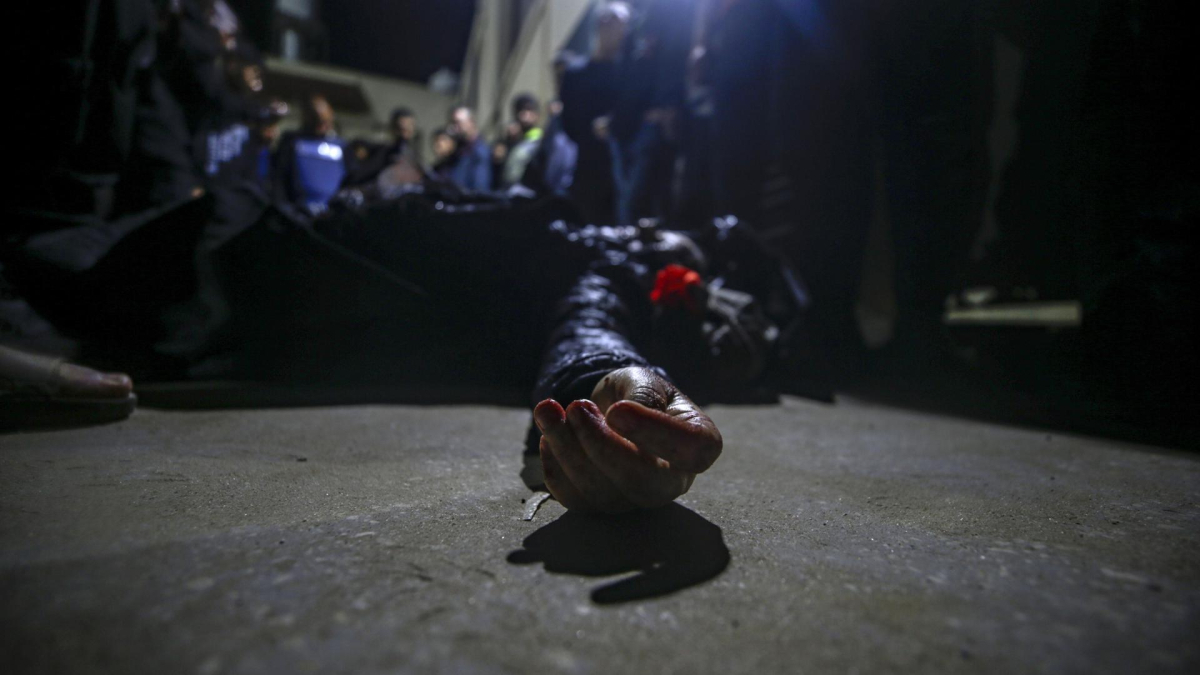 El cos d'una persona morta a l'atac amb míssils contra un comboi, a l'Hospital Al-Aqsa a la Franja de Gaza.