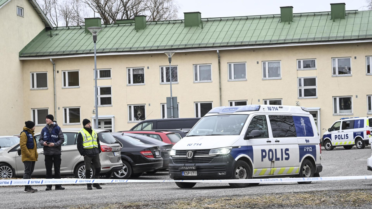 Agentes de la policía en el lugar|sitio del tiroteo en una escuela en Vantaa, Finlandia.