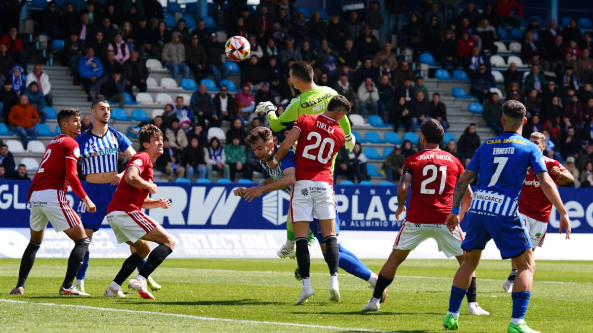 Los jugadores del Nàstic durante una de las acciones del partido contra la Ponferradina.