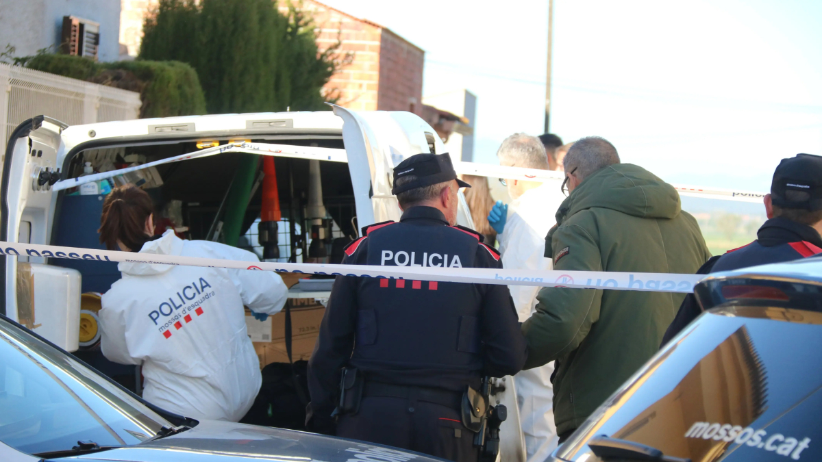Els Mossos treballant a la zona on hi ha hagut el crim.