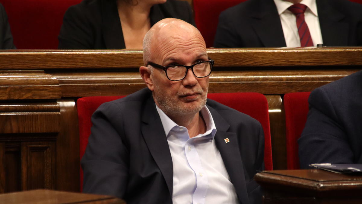 El consejero|conseller de Acción Climática, David Mascort, durante el pleno del Parlamento.