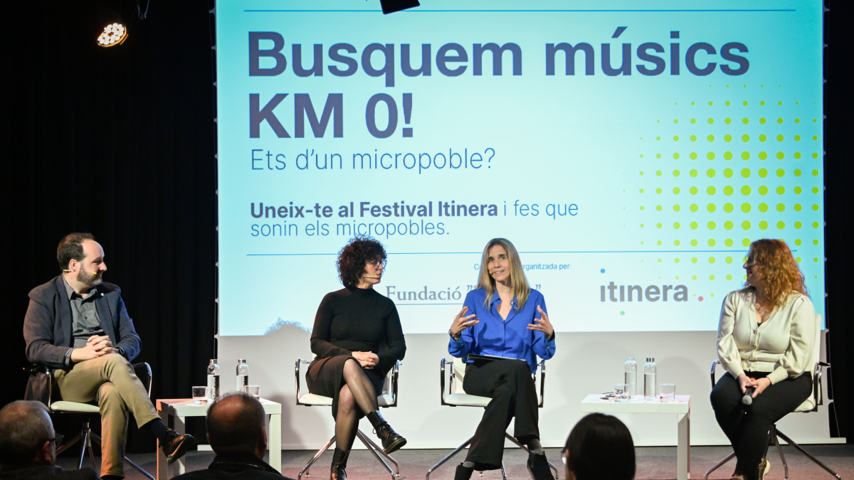 Els organitzadors del Festival Itinera i la cantautora Laura Garí durant la presentació de la convocatòria al CaixaForum.