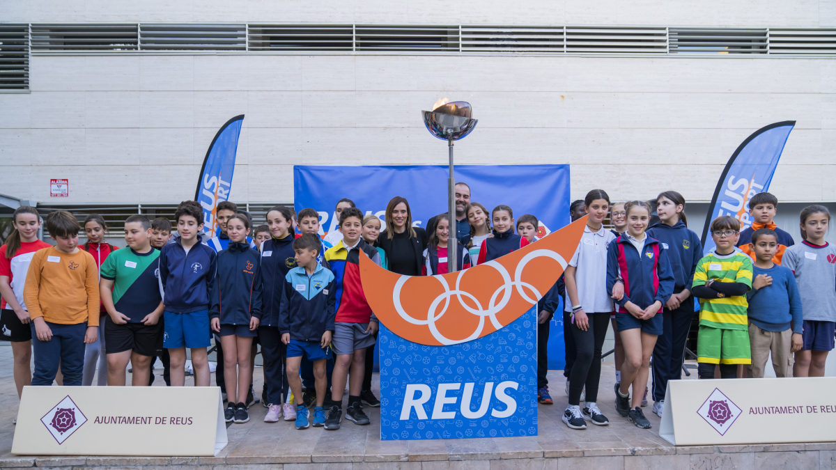 El pebetero encendido en el centro de la imagen con la alcaldesa, Sandra Guaita, y el concejal Enrique Martín acompañados por jóvenes de los diferentes centros participantes.
