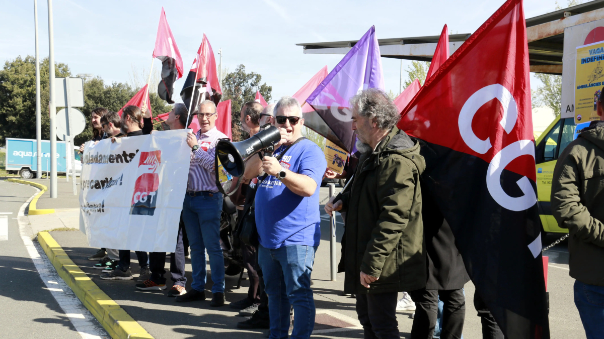 Protesta del sindicato CGT delante de la empresa Egara de Lleida.