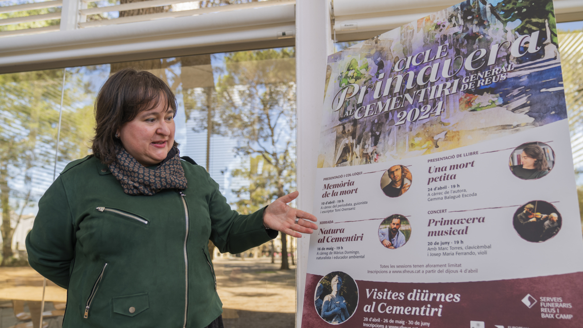 La regidora de Serveis Funeraris Reus i Camp, Montserrat Flores, mostrant el programa d’activitats.