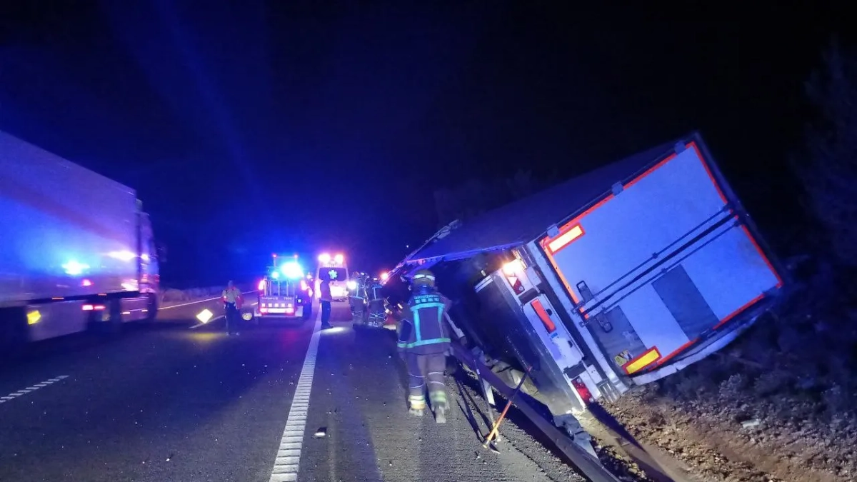 Imatge del camió bolcat a l'AP-7 a l'Ametlla de Mar.