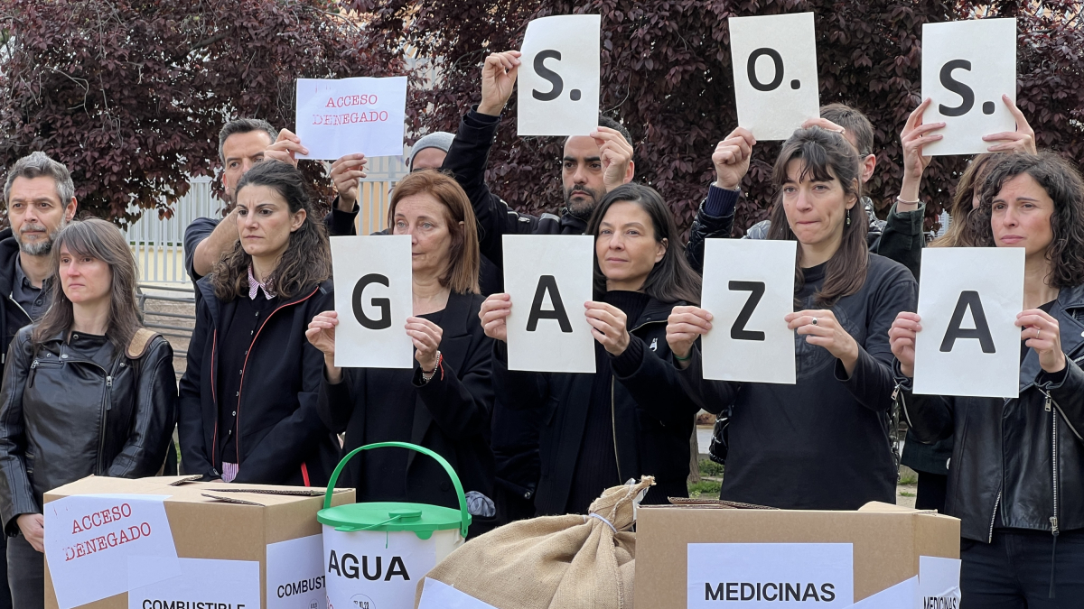 Concentración de entidades y ONG en Madrid contra el bloqueo humanitario en Gaza.