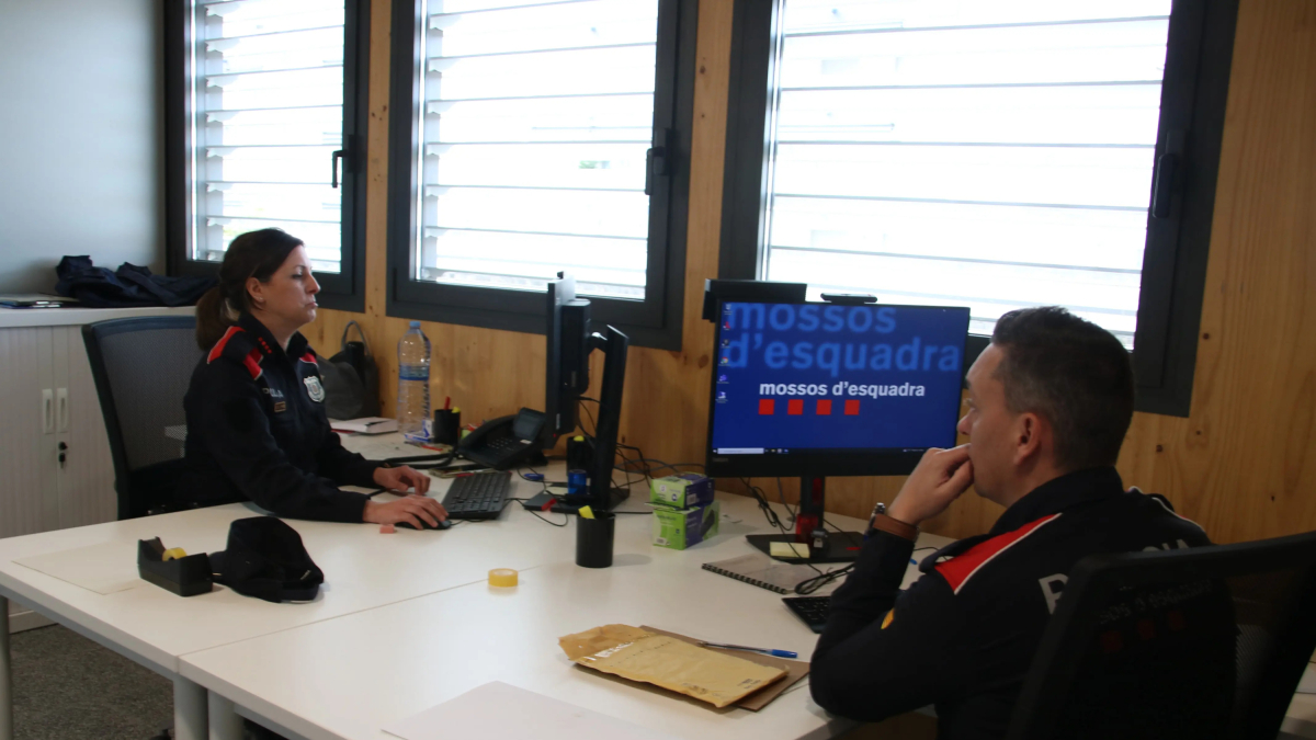Dos agentes trabajando en la nueva comisaría de Mossos d'Esquadra de Torredembarra.