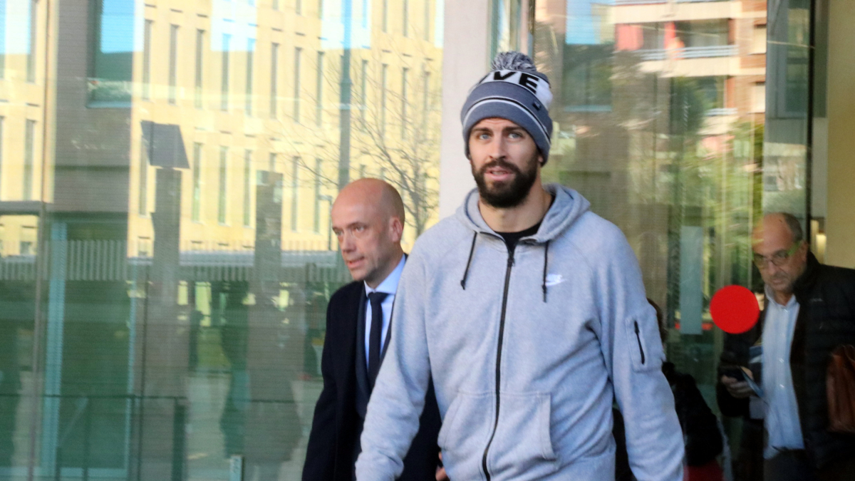 Plano americano del futbolista del Barça Gerard Piqué saliendo de la Ciudad de la Justicia después de ser condenado.