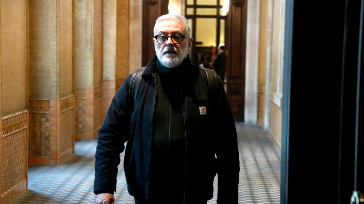 Carles Riera llegando a la reunión de la Mesa del Parlamento.
