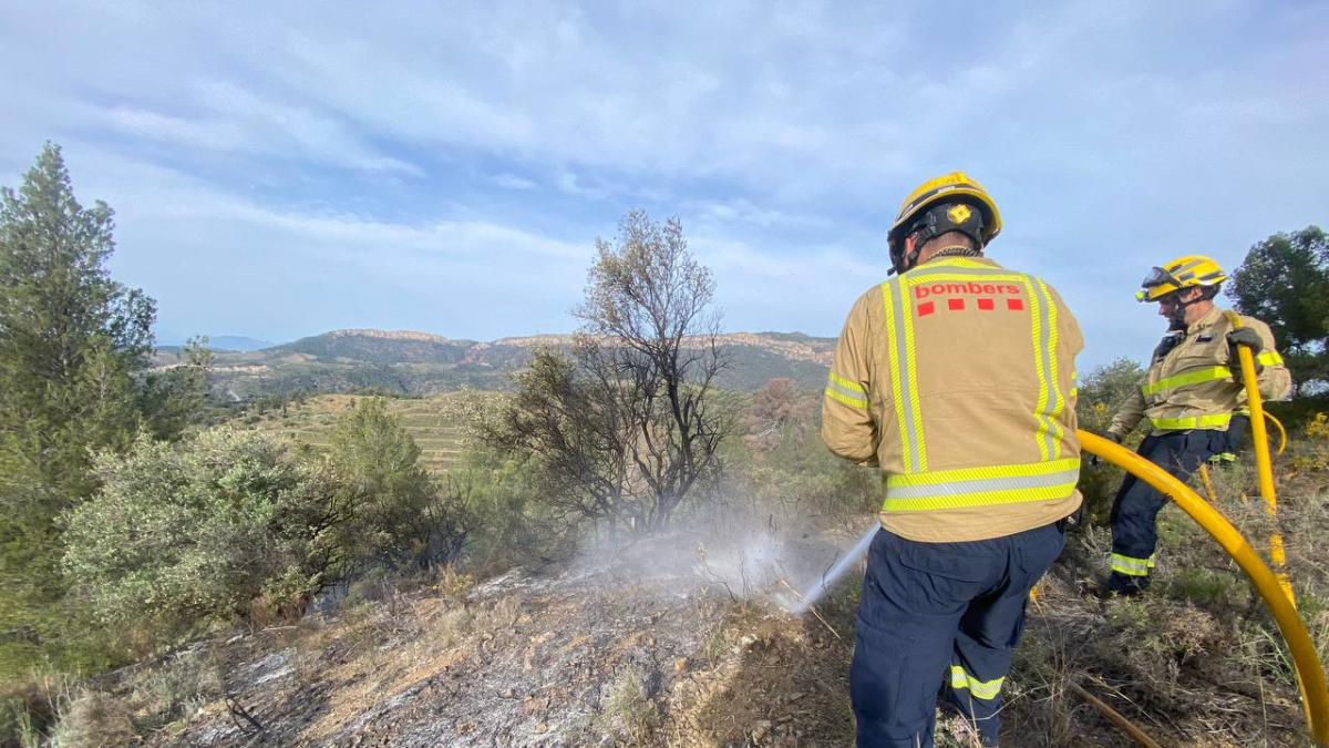 Los Bombers trabajando en el incendio de Gratallops