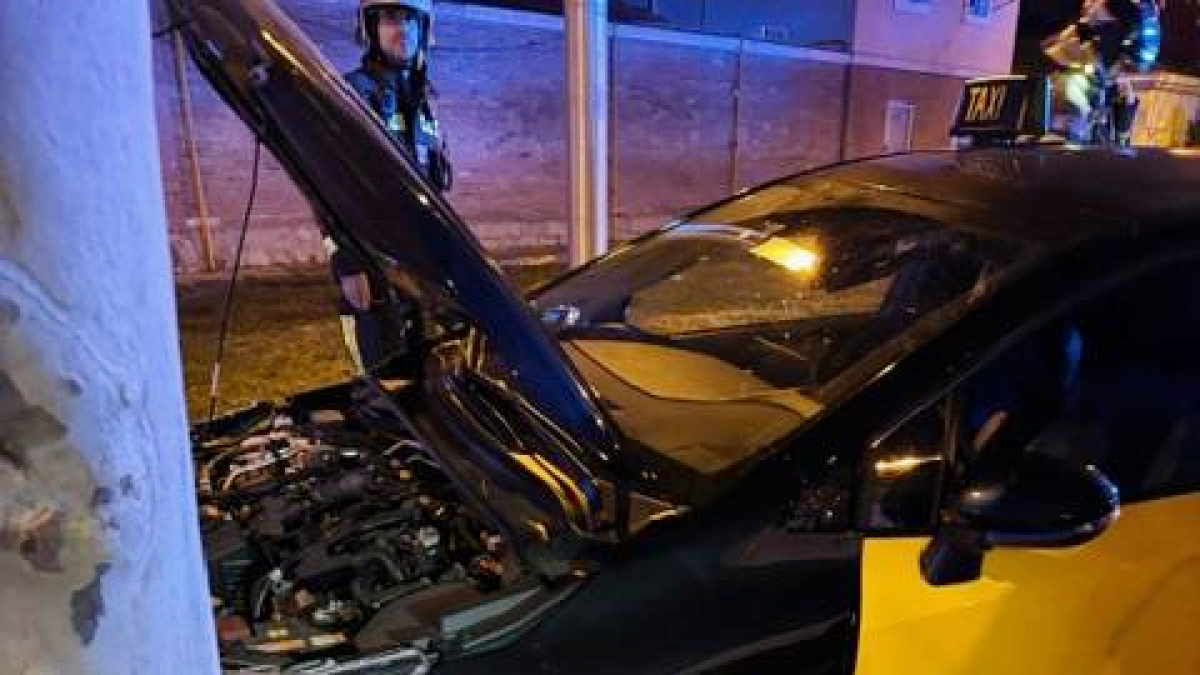 El taxi robado quedó estampado contra un árbol y un muro junto a la calle Capsec de Barcelona