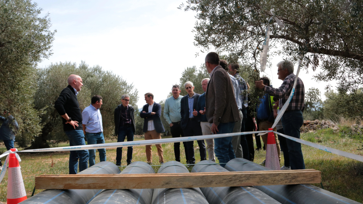 El conseller David Mascort escolta les explicacions sobre els treballs de la primera fase del canal Xerta-Sénia en una de les finques on es col·locaran canonades de la xarxa de distribució d'aigua