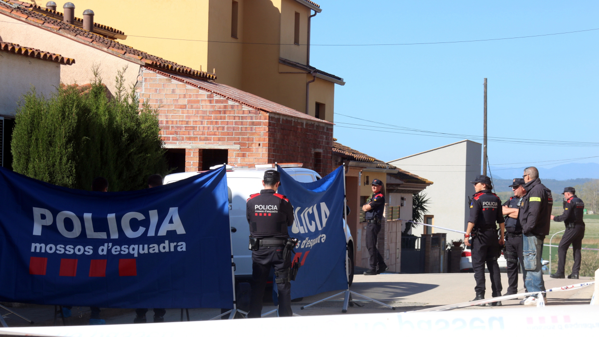Els Mossos d'Esquadra amb el furgó de la funerària a l'exterior de la casa de Bellcaire d'Empordà