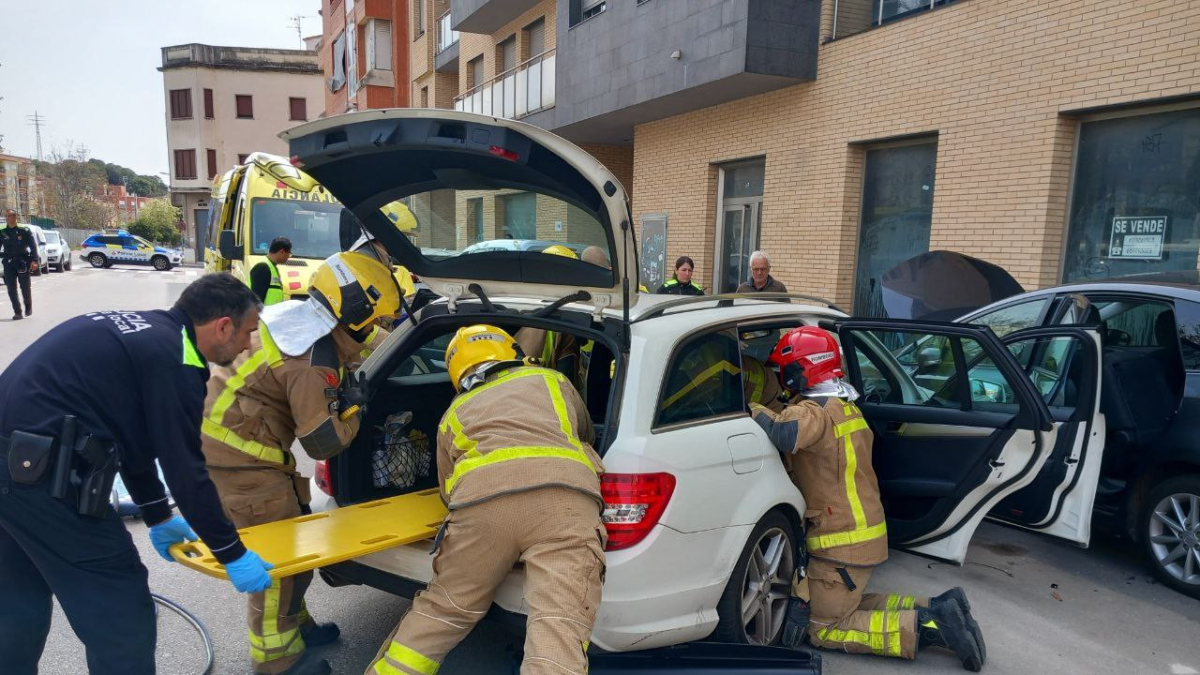 Imagen de los Bombers trabajando en el accidente