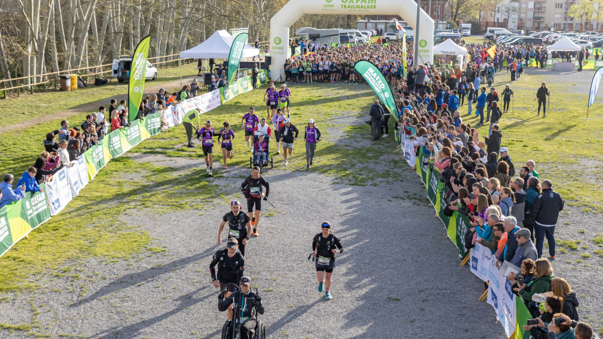 La sortida de la tretzena edició de l'Oxfam Intermón Trailwalker a Olot