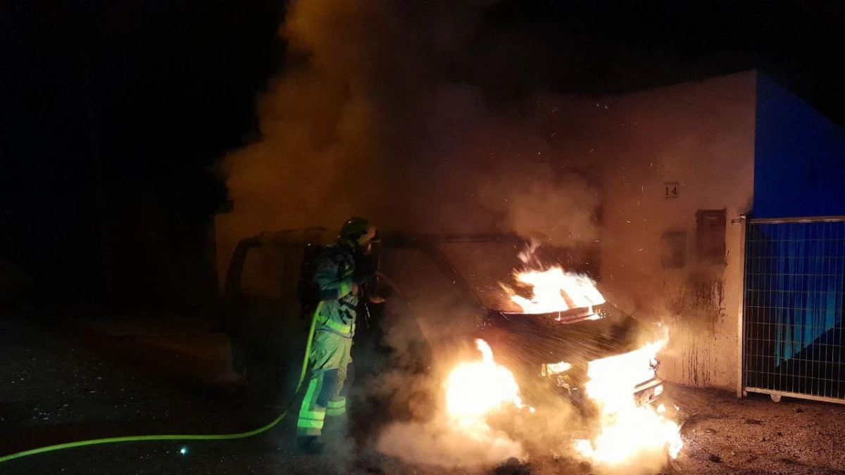 Imagen de los Bomberos trabajando en el incendio de Deltebre