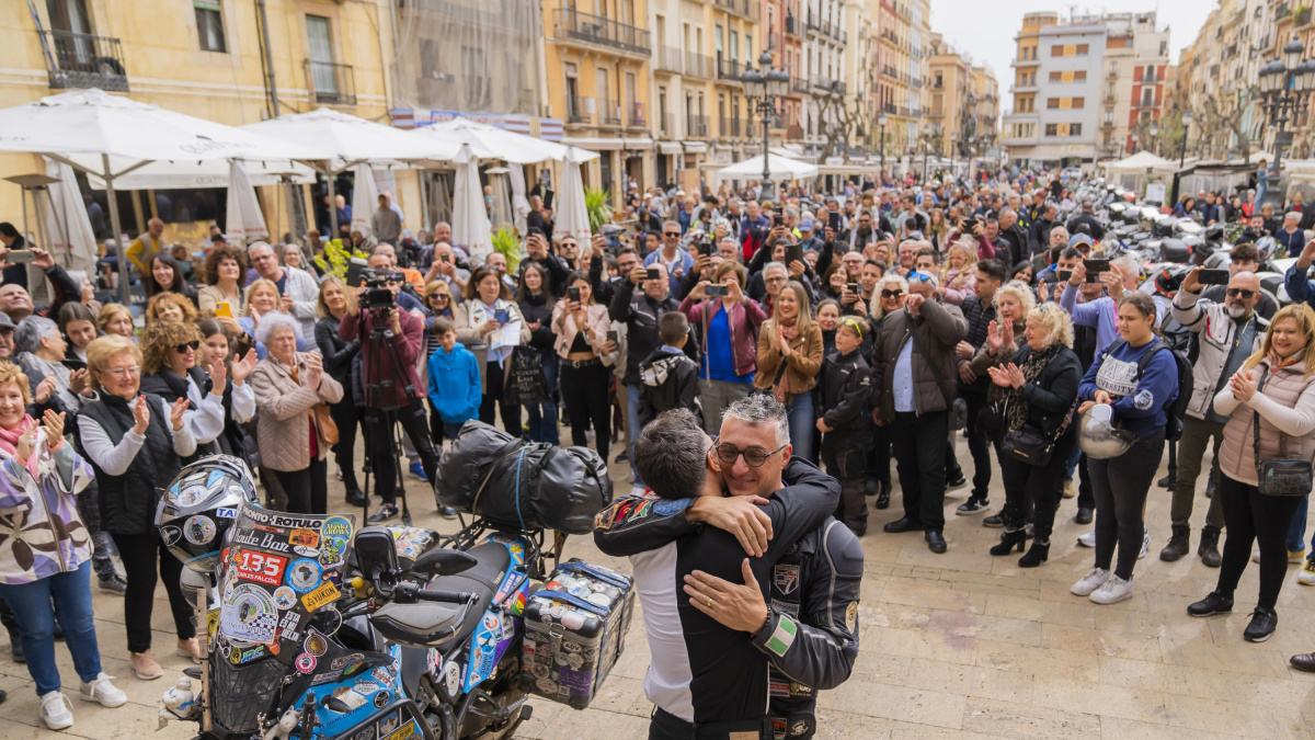 Una multitud de persones es va aplegar a la plaça de la Font per rebre Juanillo Otón després de fer la volta al món en moto