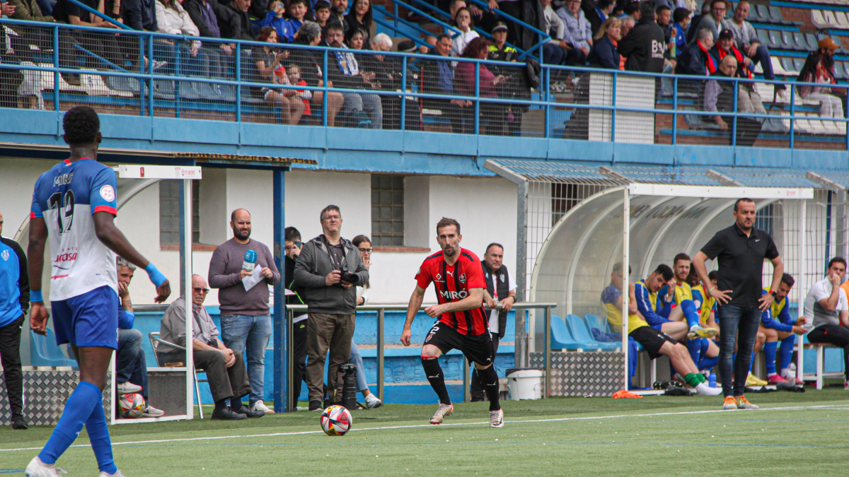 Alberto Benito buscant una centrada lateral en el partit d’ahir contra el Mollerussa.