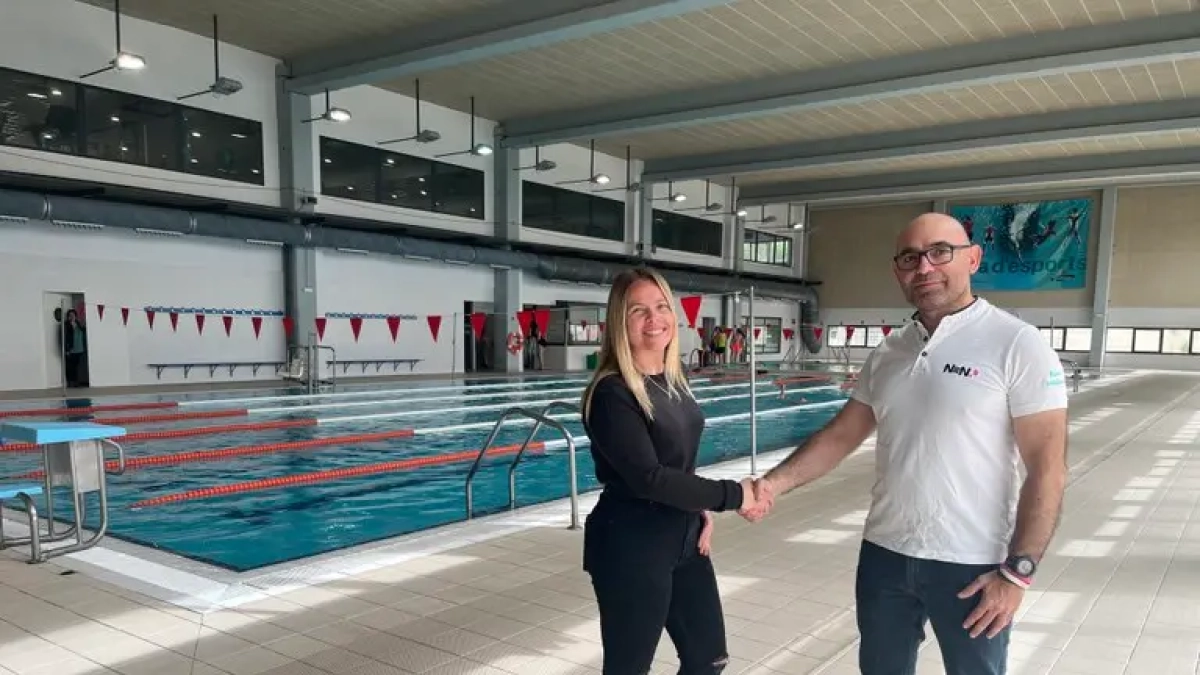 La regidora d'Esports, Yolanda Marqués, i el president de l'Associació de Busseig Inclusiu, Joaquín José Molí.