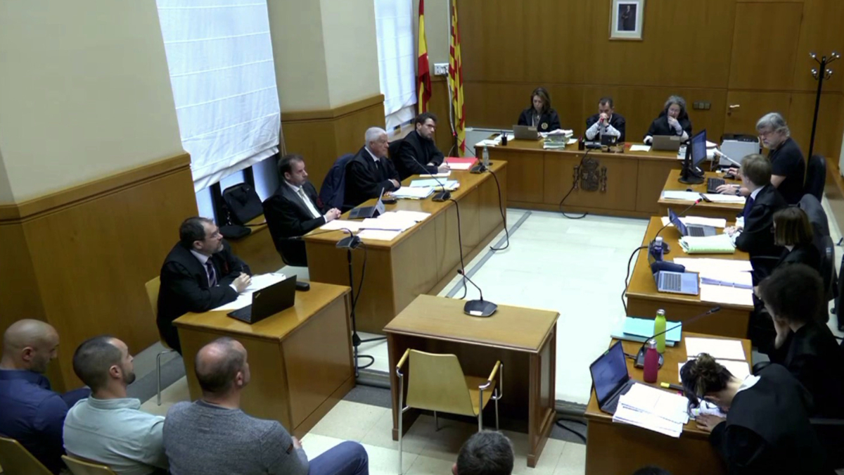 Vista general, a través de videoconferencia, del juicio contra cuatro mossos d'esquadra por detención ilegal y falsedad durante el confinamiento.