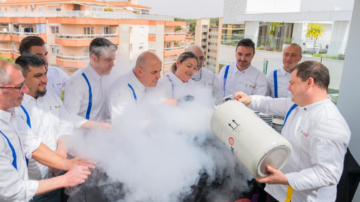 Els xefs durant l’elaboració d’un plat.