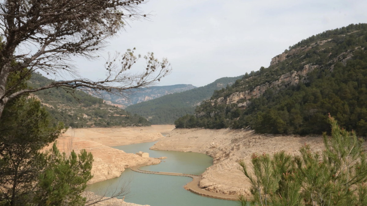 Aspecte que ofereix part del pantà d'Ulldecona, per sota del 4% de la seva capacitat.