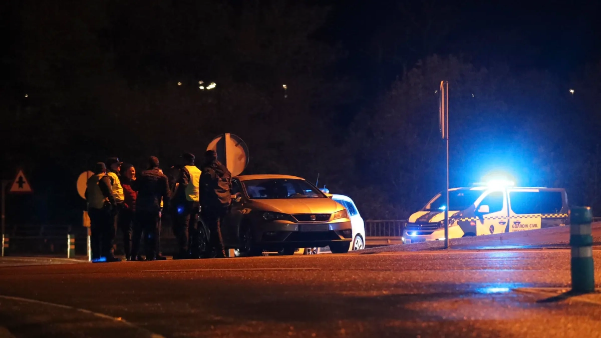 Imatge dels cossos policials al lloc de la detenció.