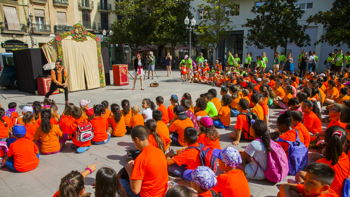 Imagen de archivo de la fiesta de clausura de los centros de verano municipales que tuvo lugar en el año 2019 en la plaza de Verdaguer.