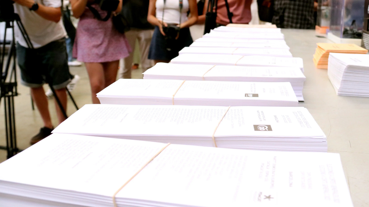 Papeletas de los diversos partidos, preparadas para ser repartidas entre los colegios electorales del 23-J.