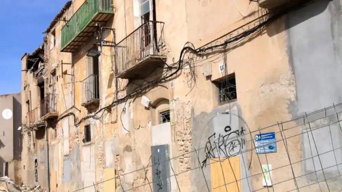 Fachadas de las casas del Absis de Tortosa que se tirarán por su estado de ruina inminente.