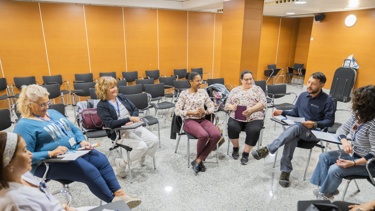 Els participants de la sessió de conversa a la sala d’actes de l’Hospital Santa Tecla.