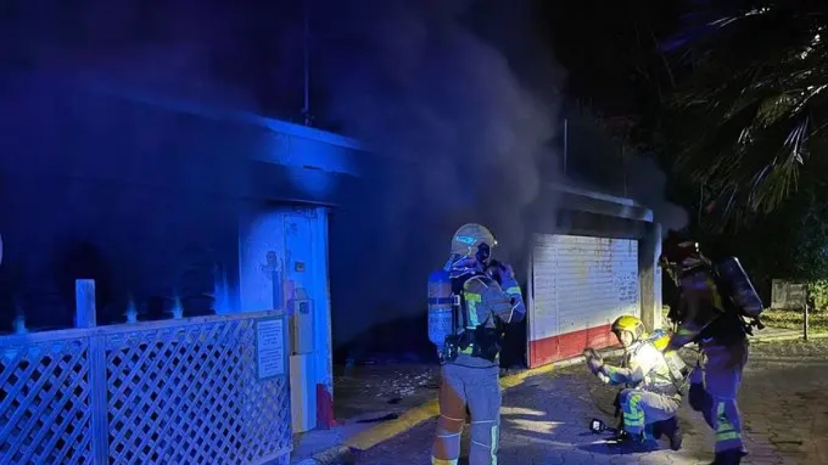 Los Bombers trabajando durante un incendio en Calafell.