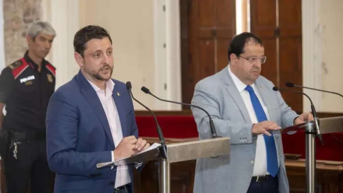 El conseller de Interior, Joan Ignasi Elena, y el alcalde Rubén Viñuales.
