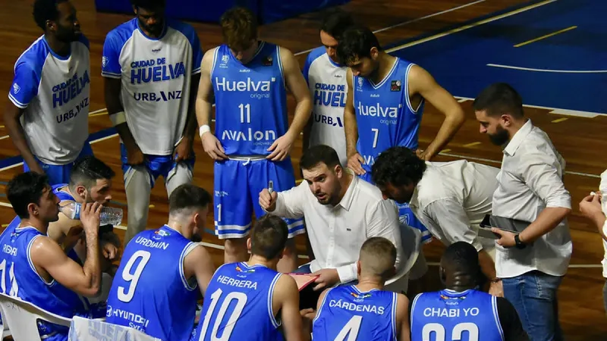 Los jugadores del Ciudad de Huelva atendiendo a su entrenador, Íñigo Nuñez.