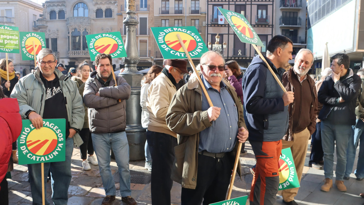 Concentración de Unió de Pagesos delante del Ayuntamiento de Reus para reclamar la urgencia de las obras de la EDAR.