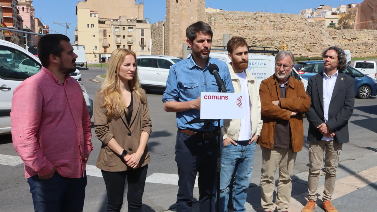 El ministro de Cultura, Ernest Urtasun, con miembros de la candidatura de Comuns Sumar en la demarcación de Tarragona.