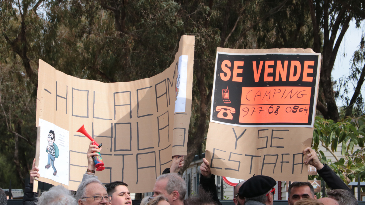 Amb pancartes i xiulets, les famílies afectades del càmping Sant Salvador de Coma-ruga han mostrat el seu rebuig al desallotjament.