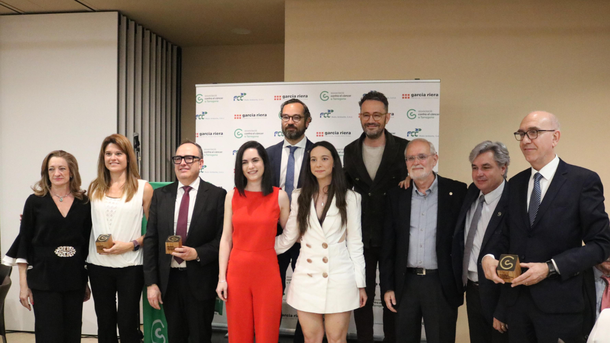 Fotografia de família al Sopar Solidari de l’Associació Contra el Càncer a Tarragona