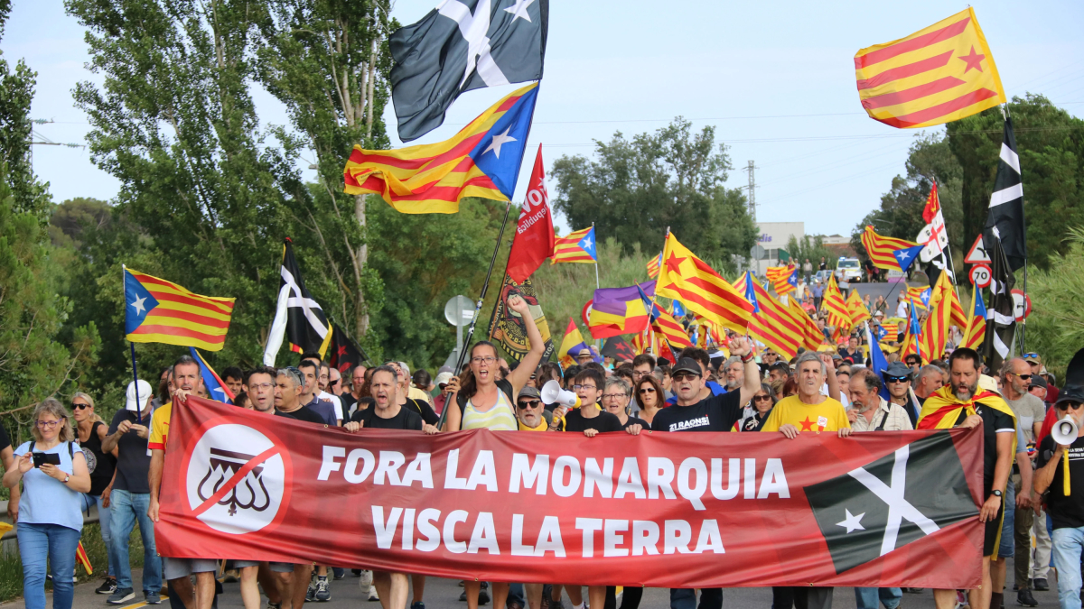 La manifestación antes de dividirse saliente de Caldes cabe en el hotel donde se hace el acto con elrey