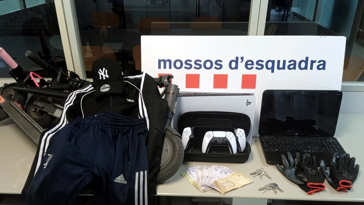 El patinete eléctrico, la ropa y los dispositivos electrónicos encontrados en el domicilio del detenido por cuatro asaltados en pisos de Sant Martí